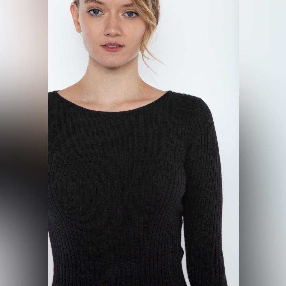 Pure 100% pure cashmere JENNIE LIU. Long sleeved ribbed boat neck.